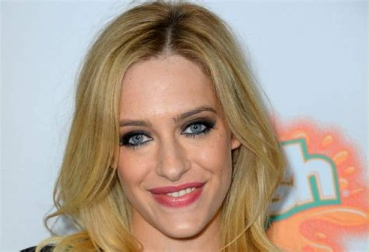 Carly Chaikin Height, Weight, Measurements, Bra Size, Shoe Size