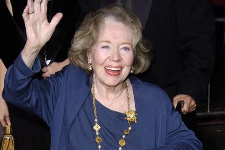Glynis Johns Obituary & Cause Of Death : How Did Glynis Johns Died? - SarkariResult