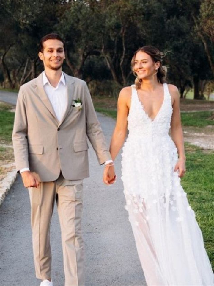 Is Nicole Da Silva Lesbian? Or dating a boyfriend? Or is she married to a husband? Find Out.