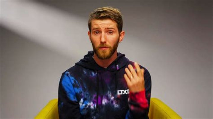 Linus Sebastian Net Worth: Details About Kids, Height, Education, Age - SarkariResult