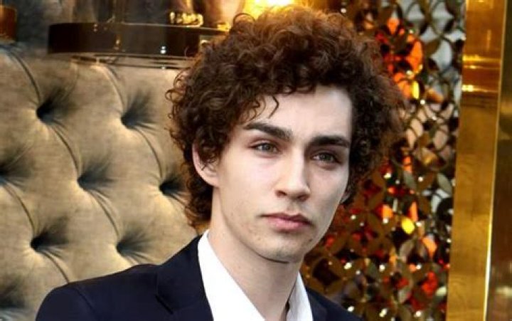 Robert Sheehan Height, Weight, Body Measurements, Shoe Size