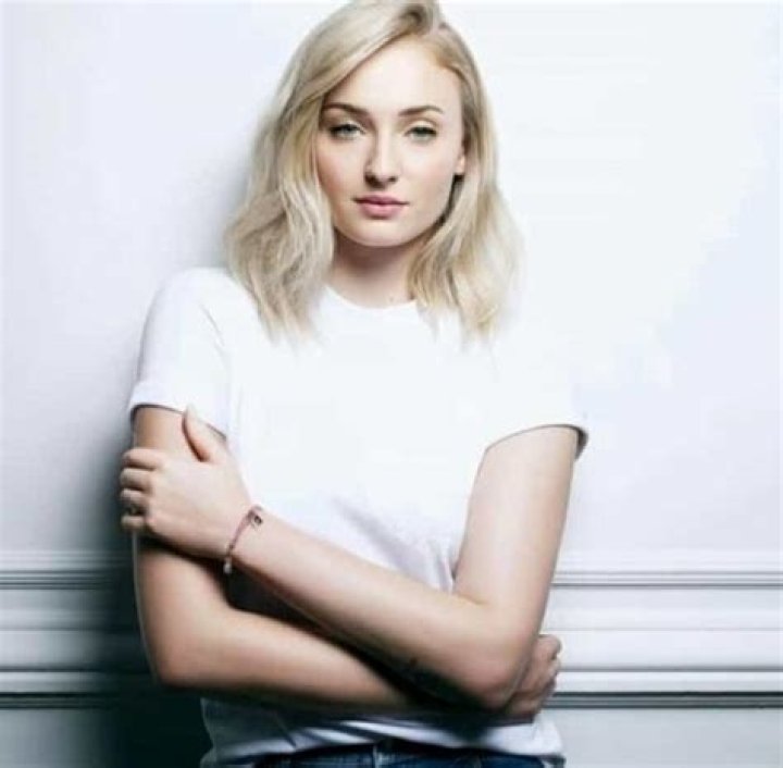Sophie Turner Ethnicity : Biography, Net worth, Age , Family & More details - SarkariResult
