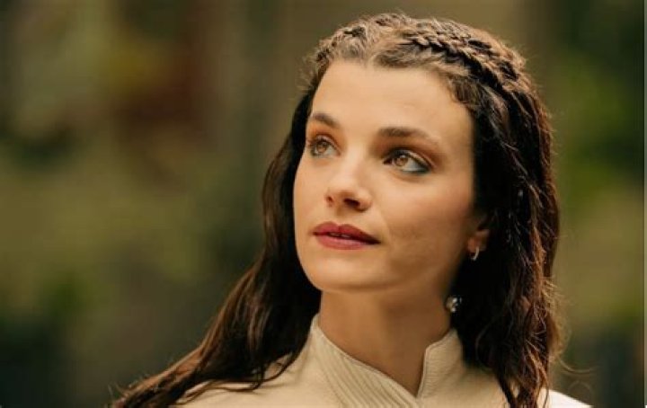 Tatiana Maslany Bio Reveals: Dating Her Long-run Boyfriend: Soon To Get Married?