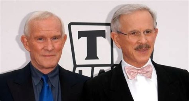 Tom Smothers Net Worth: Details About Spouse, Movies, Bio, Obituary, Age - SarkariResult